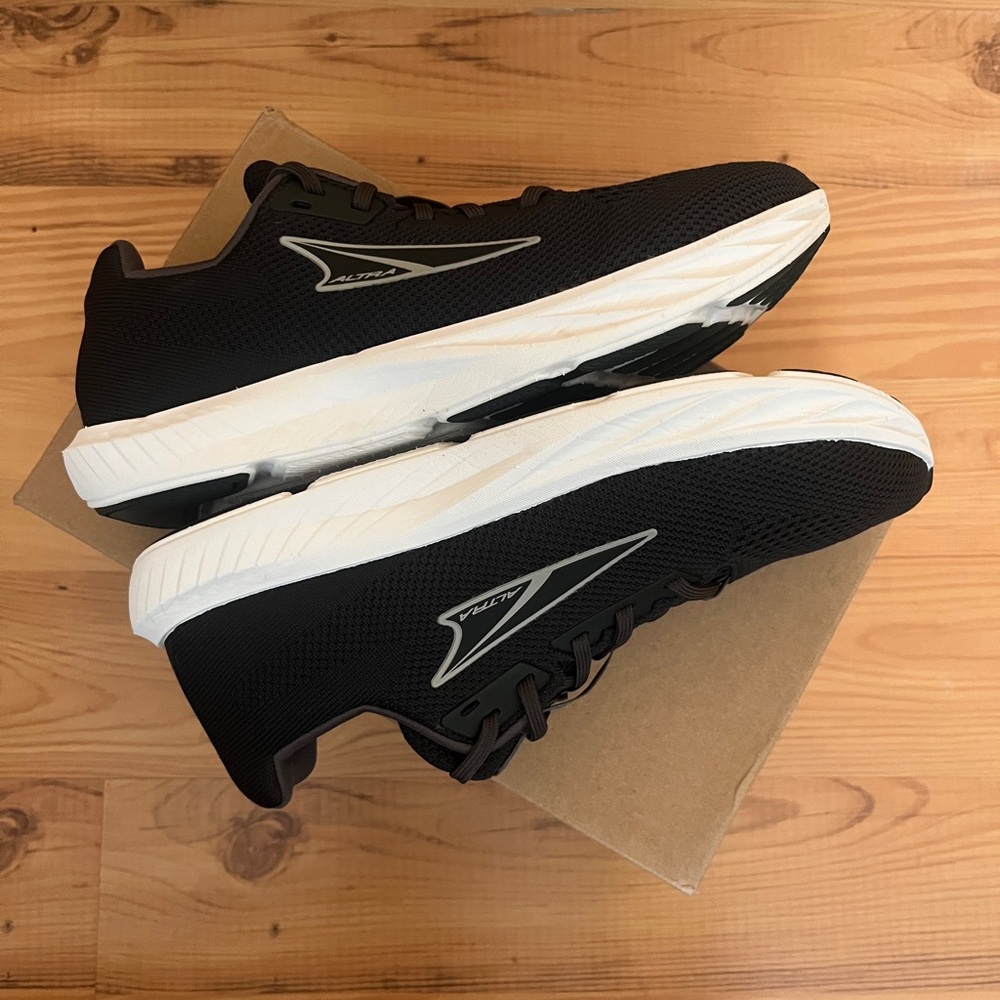 Like New Women’s Altra Escalante 4 Black Athletic Running Shoes size 7 - Picture 3 of 10